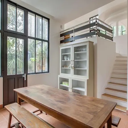 Elegance And Charm At Leandre Apartment