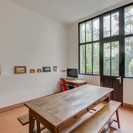 Elegance And Charm At Leandre Apartament *